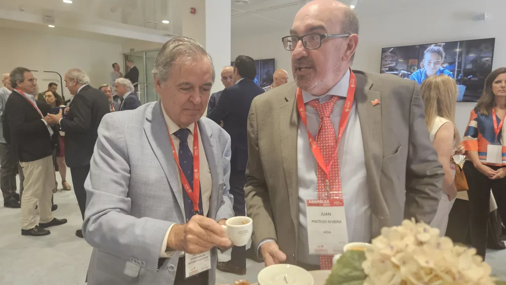 Juan Mateos y Juan Iranzo departiendo en un agradable encuentro.