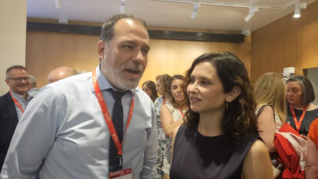 Jorge Puente conversa con Isabel Díaz Ayuso.