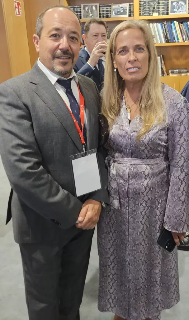 Antonio Castillero felicita a Rocio Albert López-Ibor.